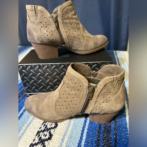 Earth ‘Marion’ khaki color leather ankle boots, women’s size 9 - Picture 2 of 10